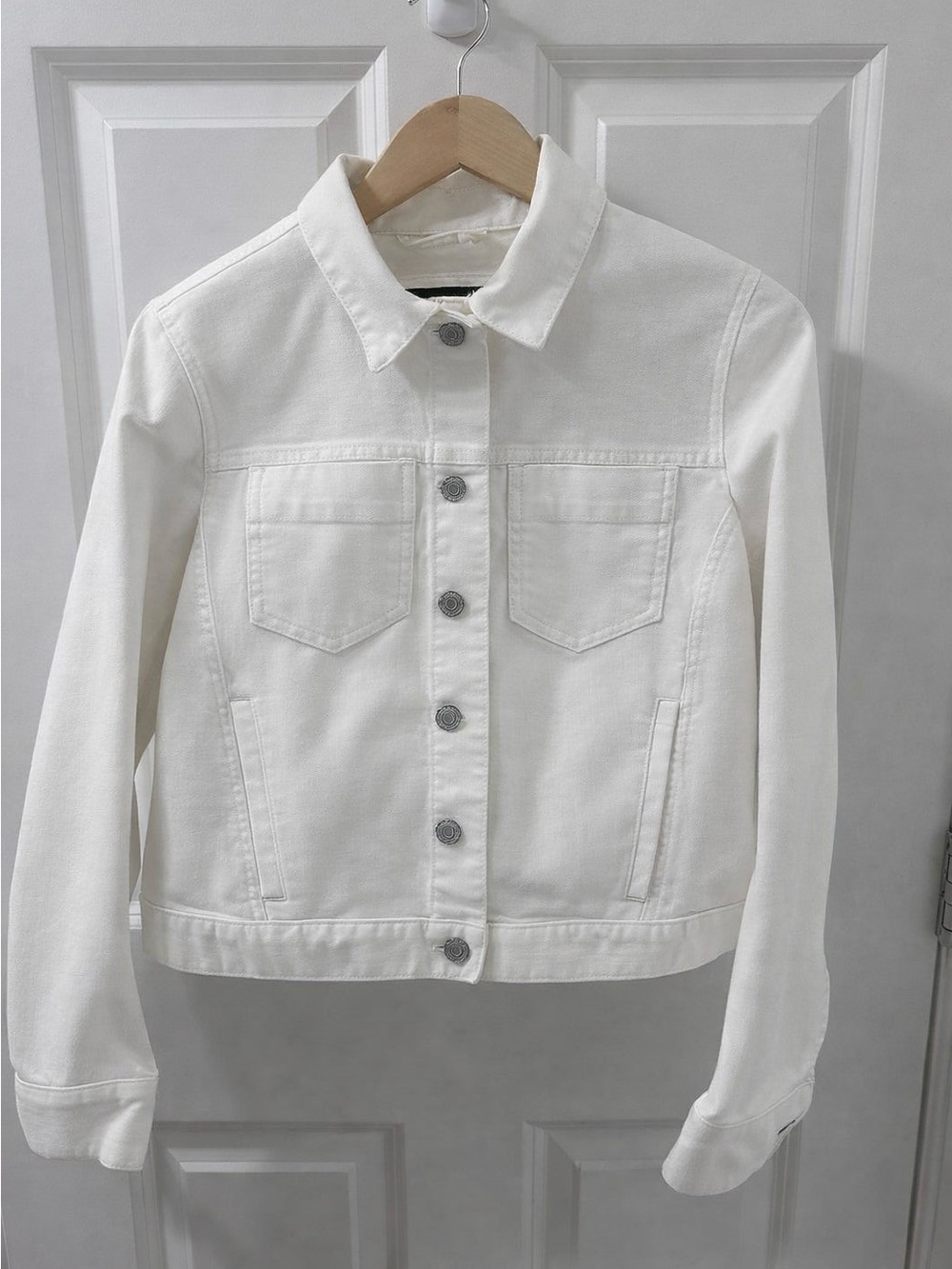 Banana Republic off White Denim Jacket - Classic Button Front. Size Small.